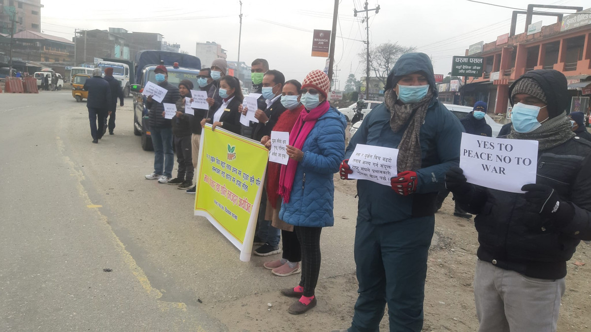रुस र युक्रेन बिच बढ्दो तनाव अन्त्यका लागि शान्ति समाज चितवनको प्रदर्शन