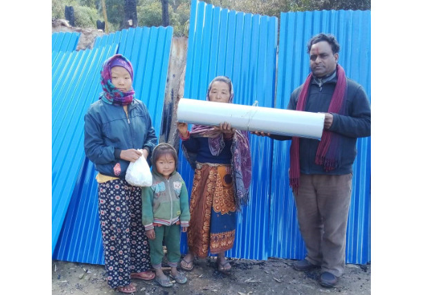 नेकपा एमाले देवघाटद्वारा आगलागी पिडित भुजेल परिवारको घर बनाउन जस्तापाता सहयोग