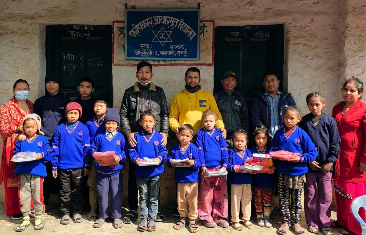 आँबुखैरेनीको परोपकार आधारभूत बिधालयका बिद्यार्थीहरुलाई विभिन्न सहयोग सामाग्री बितरण 