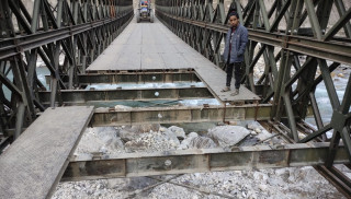 भुक्तानि नदिएको भन्दै ठेकेदारले गरे पुल बन्द