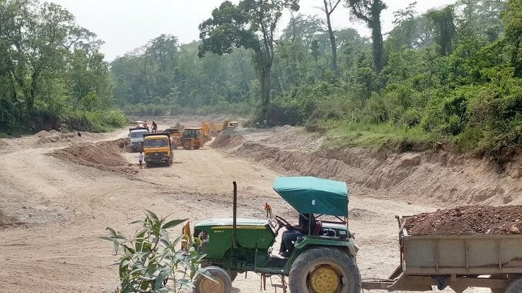 इच्छाकामना गाउँपालिकाको संरक्षणमै अवैध रुपमा खगेरी खोला दोहन जारी, नदीजन्य पदार्थको अवैध उत्खनन्मा सीडीओ र मेयर बसे साक्षी