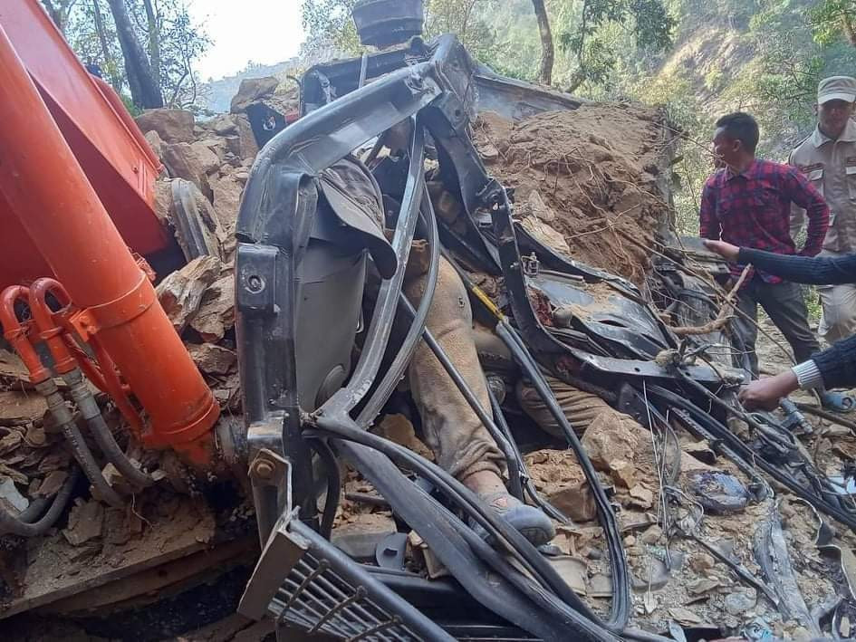 धादिङको फुलखर्कमा पहिरोले डोजर पु¥यो, चालकको मृत्यु