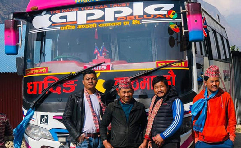 धादिङको झार्लाङमा पहिलो पटक बस पुग्यो