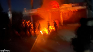 एमालेको सुर्खेत कार्यालय बन्दकर्ताले जलाए, कांग्रेस र माओवादीको कार्यालयमा पनि आगजनी