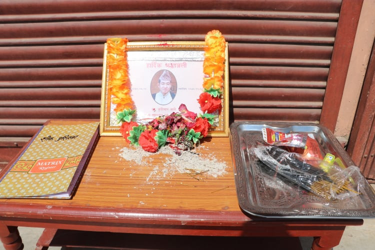 देवघाट ३ का वडाध्यक्ष आलेको तस्वीरमा गाउँपालिकाद्वारा श्रद्धाञ्जली अर्पण