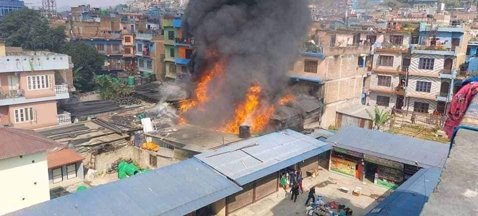तनहुँको दमौलीमा भिषण आगलागी : मादी नदीबाट हेलिकप्टरले पानी ओसारेर आगो निभाउदै