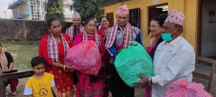 स्वार्गिय बुबाआमाको स्मृतिमा बिद्यालयमा अध्ययनरत ३२ जना विद्यार्थीहरुलाई पोशाक सहयोग