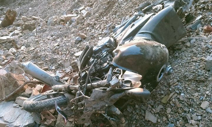फिस्लिङ–शक्तिखोर सडकमा ट्याङ्करमा ठोक्किएर मोटरसाईकल भिरबाट खसेको पुष्टि, चालक प्रहरी नियन्त्रणमा