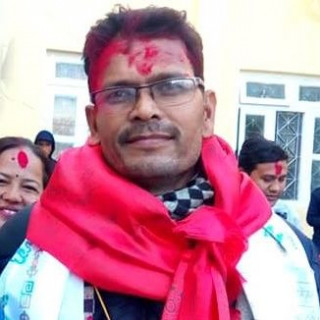 किन छाडे सांसद विष्टले सांसद पद र पार्टी ?