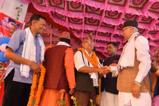 मधेश प्रदेशमा एमाले प्रवेश गर्नेको लर्को, जसपाबाट निर्वाचित मेयर र माओवादी नेता, वडाध्यक्ष लगाएत दर्जनौ एमालेमा प्रवेश