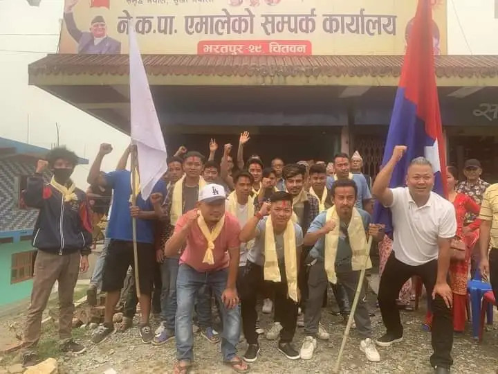 भरतपुर २९ मा पूर्व सभापतिका छोराको नेतृत्वमा १०१ जना काँग्रेस युवाहरु एमालेमा प्रवेश