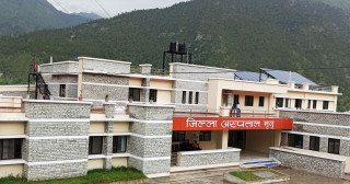 जिल्ला अस्पताल मुगुमा विशेषज्ञ चिकित्सक नहुँदा उपचार सेवा प्रभावित 
