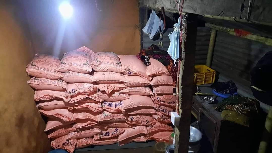 मौन अवधिमा बन्दिपुरको भुजेल बस्तिमा वितरण गर्न लागेको ५० बोरा चामल वाईसीएलको सहयोगमा समातिए