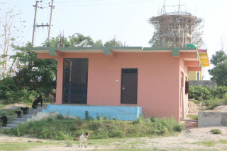 अपायक स्थानमा निर्माण गरिएको ३६ लाखको स्वास्थ्य चौकी भवन वेवारिसे