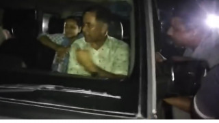 भरतपुर १३ को जानकी टोलबाट काँग्रेस चितवनका सभापति राजेश्वर खनाल मध्यरातमा स्थानीयको नियन्त्रणमा, मतदातालाई पैसा बाँड्दै हिडेको आरोप (भिडियो सहित)