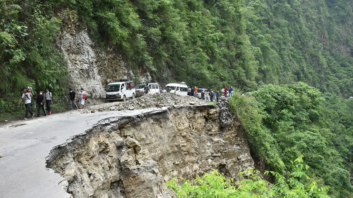 मुग्लिन–पोखरा सडकखण्ड अन्तर्गत बिमलनगर–दमौली खण्ड राति ४ घन्टा बन्द