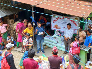 इच्छाकामना ६ का किसानहरुलाई कुखुराको चल्ला वितरण