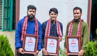 धादिङको बेनीघाट रोराङ गाउँपालिकाद्वारा ३ जना क्रिकेट खेलाडीलाई नगद सहित सम्मान