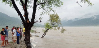 सप्तकोशीले धार परिवर्तन गरेर विस्थापित भएकाहरू बिरामी पर्न थाले 