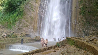 गर्मीमा शीतल बनाउदै जलबिरेको लामो झरना