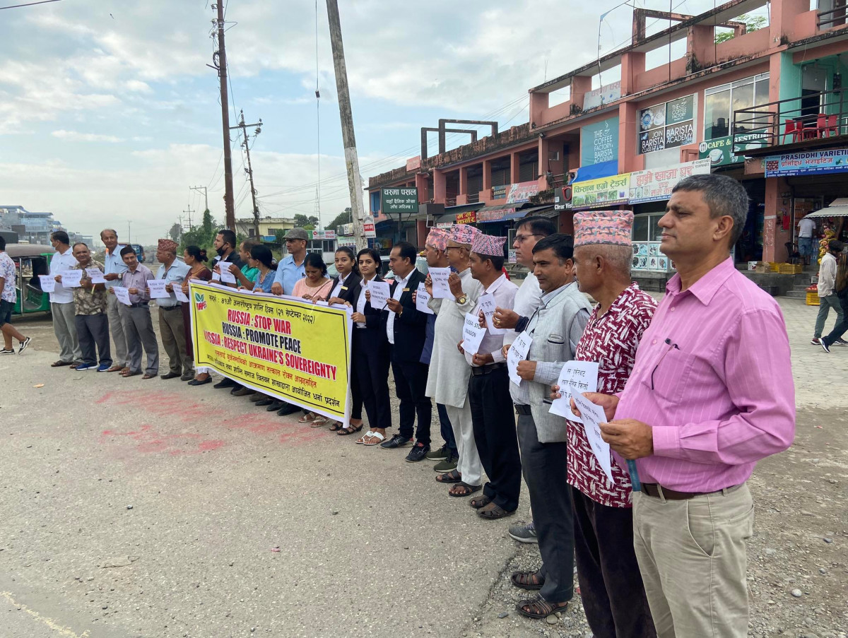 विश्व शान्ति दिवसमा शान्ति समाज चितवनद्वारा रुस–युक्रेन युद्ध रोक्न माग गर्दै प्रदर्शन