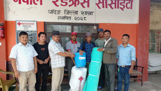 धादिङ ताकथलीका अग्निपिडित चेपाङलाई रेडक्रसको सहयोग