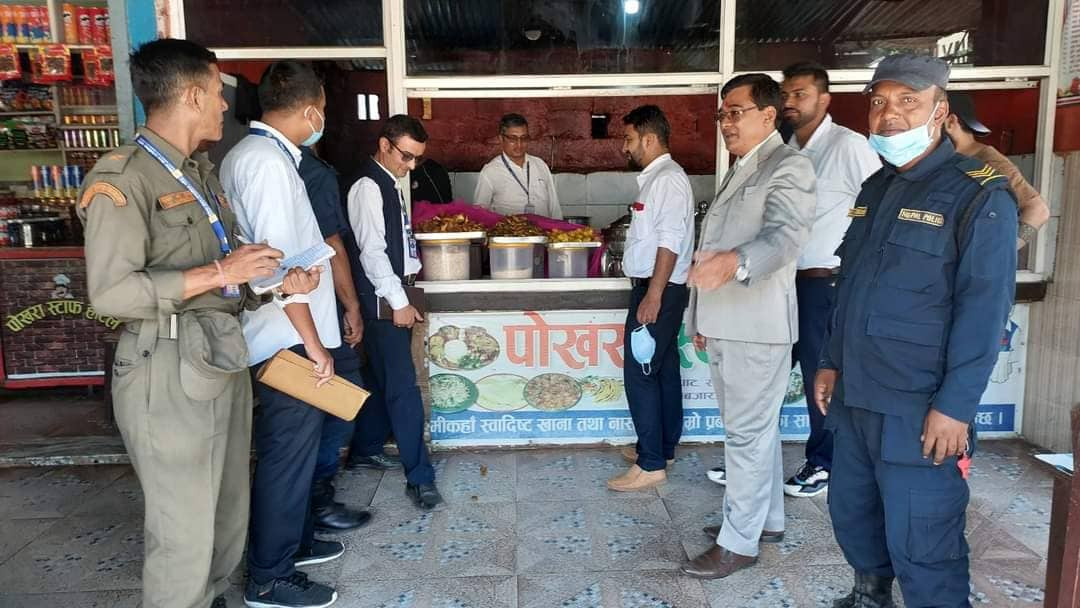 दशैं नजिकिएसँगै बेनिघाट रोराङ गाउँपालिकाद्वारा मलेखुमा बजार अनुगमन