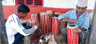 तिहार नजिकिएसँगै धरानमा मादलको बिक्री बढ्दो
