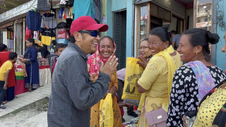 ‘गीत गाउदै, भोट माग्दै’ चर्चित लोक गायक मिलन लामा (फोटो फिचर)