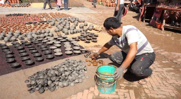 दाङ देउखुरी क्षेत्रका कुमाल समुदाय पाला बनाउन र बेच्नमा व्यस्त 