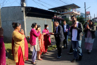 जिम्मेवारी बाहिरको आश्वासन बाँड्दै उम्मेदवार मतदाताको घरदैलोमा 