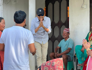 मतदातासँग विकास र परिवर्तनको आवाज उठाउँदै लोक गायक मिलन लामा 