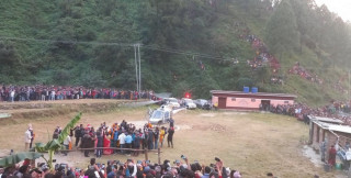 सुर्खेतमा माओवादी केन्द्रका अध्यक्ष प्रचण्डमाथि जुत्ता प्रहार !