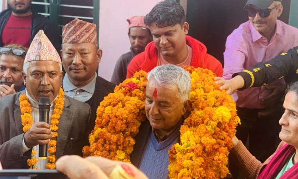 रामचन्द्र पौडेलको काँधमा १२ किलोको माला र हातमा १२ बुँदे मागपत्र