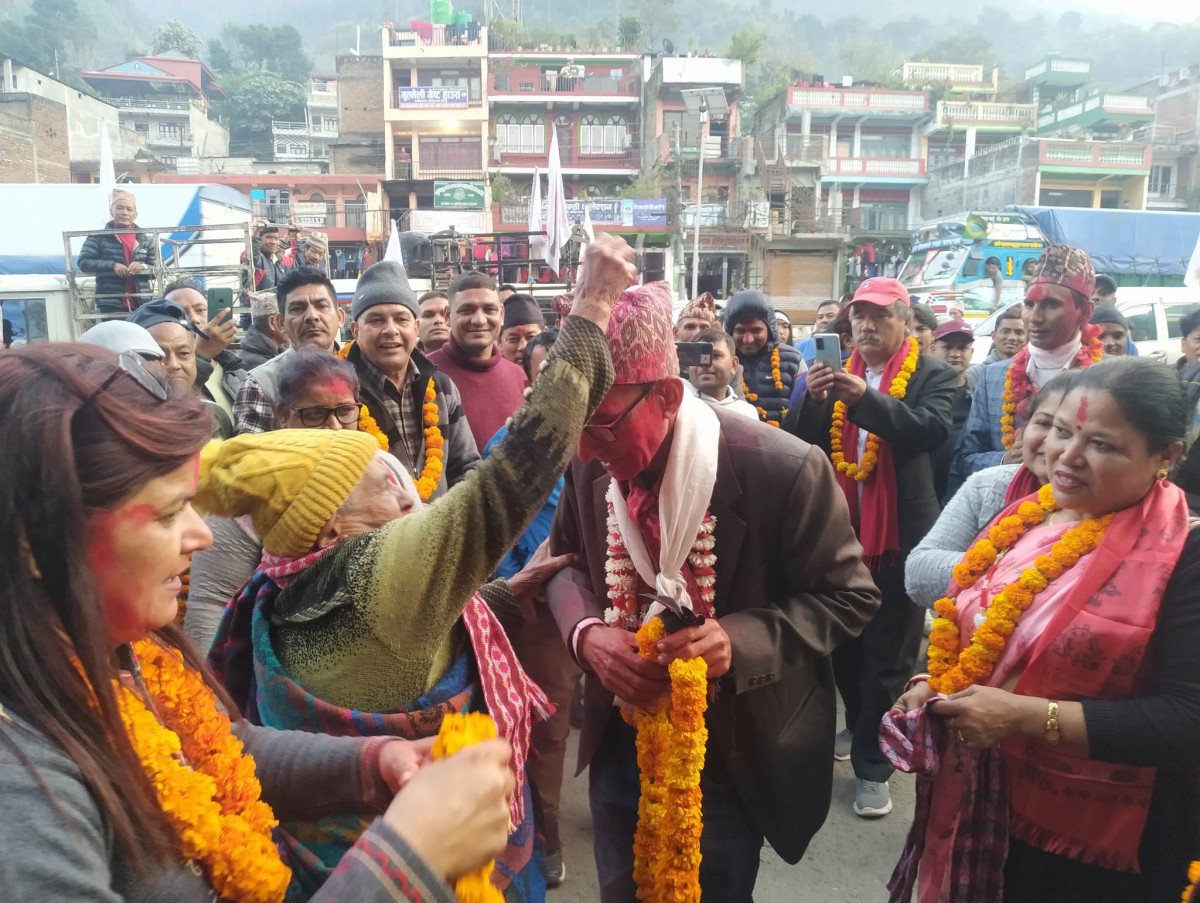 चितवन २ का प्रदेश ‘क’ का एमाले उम्मेद्वार कृष्ण सिलवाल चुनाव जितेर घर आउदा यस्तो देखियो (फोटो फिचर)