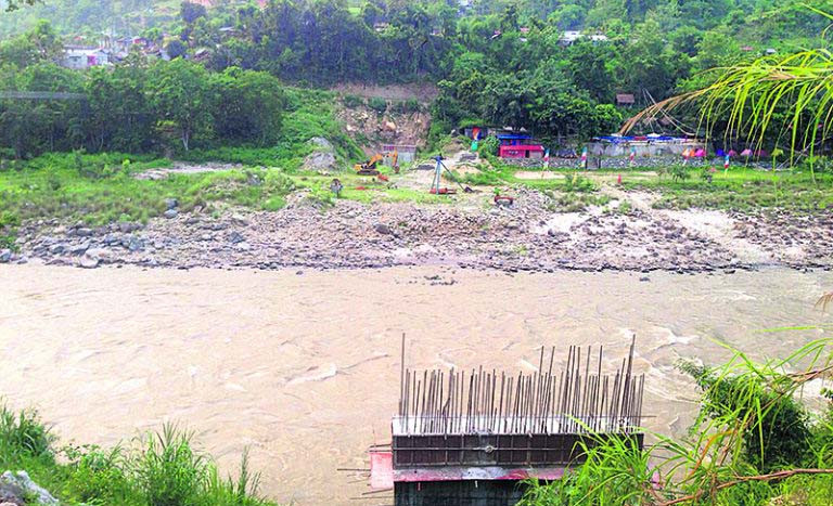 चार महिनामै बेलिब्रिज बनेको बुटारमा दश बर्षमा पनि बनेन मोटरेवल पुल