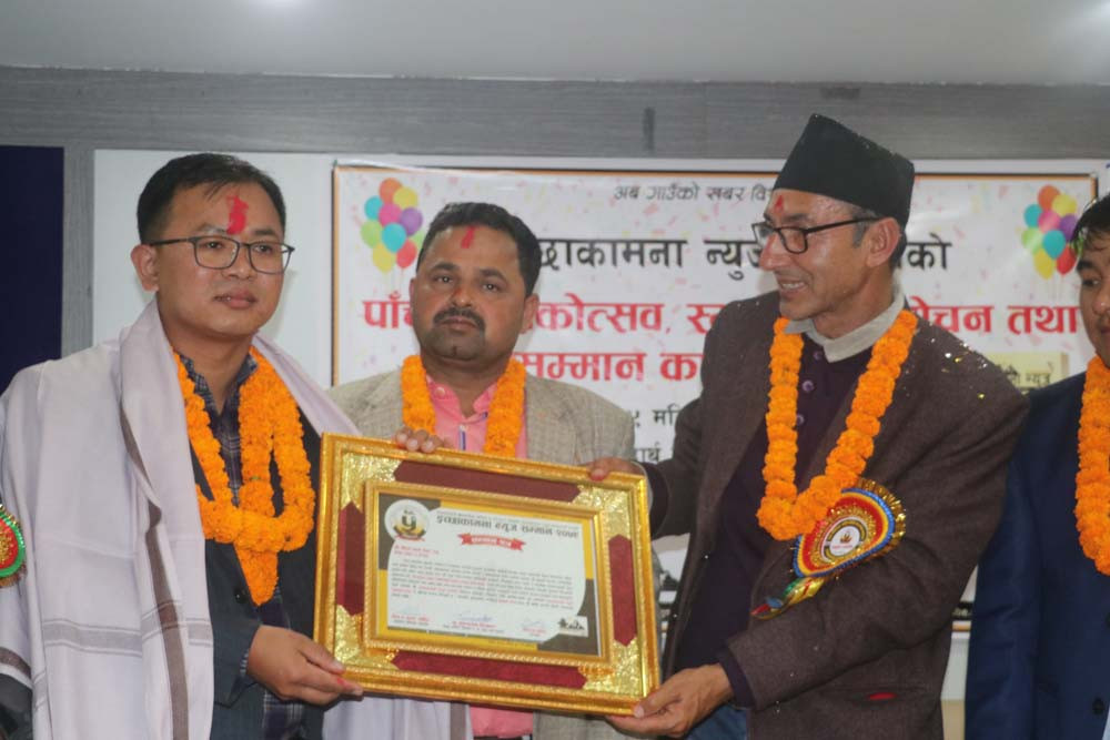 प्रथम शहिद लखन थापा मगरबारे अनुसन्धान गरिरहेका शोधकर्ता जीवन आले मगर इच्छाकामना न्युज सम्मानबाट सम्मानित