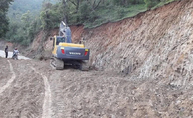 ठेकेदार सम्पर्क विहिन भएपछि मध्यपहाडी लोकमार्गको काम अलपत्र