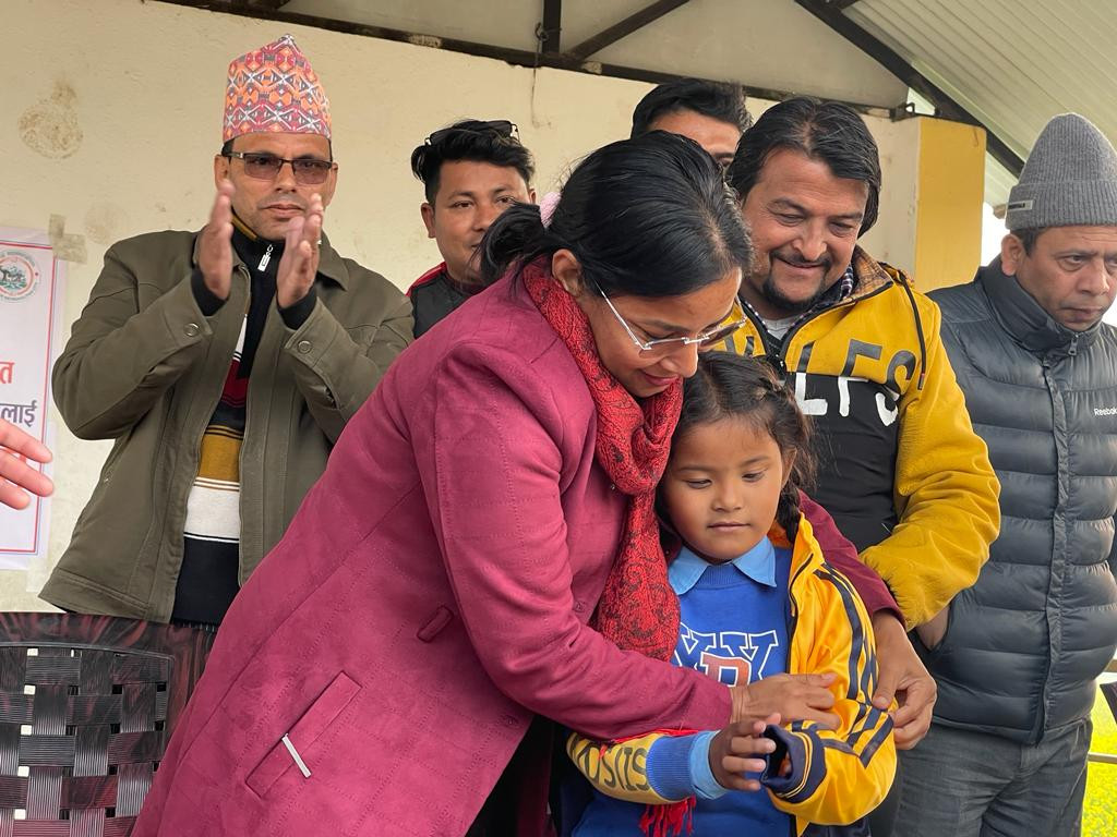 भरतपुर महानगरद्वारा विद्यार्थीलाई न्यानो कपडा