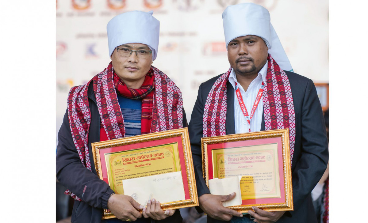 खिचरा महोत्सवको समापनमा पत्रकारद्वय तुलमान गुरुङ र सन्तकुमार चौधरी नगदसहित सम्मानित
