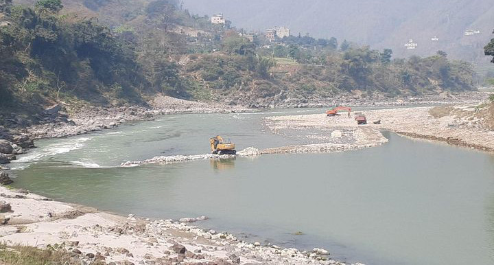 शहिद लखन गाउँपालिकाको निर्देशनपछि त्रिशूली नदी थुनेर बाटो बनाउने काम रोकियो