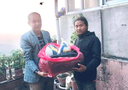 सांसद रामचन्द्र बजगाईँद्वारा ताक्लुङको आनन्द देवी युवा क्लवलाई खेलकुद सामग्री प्रदान