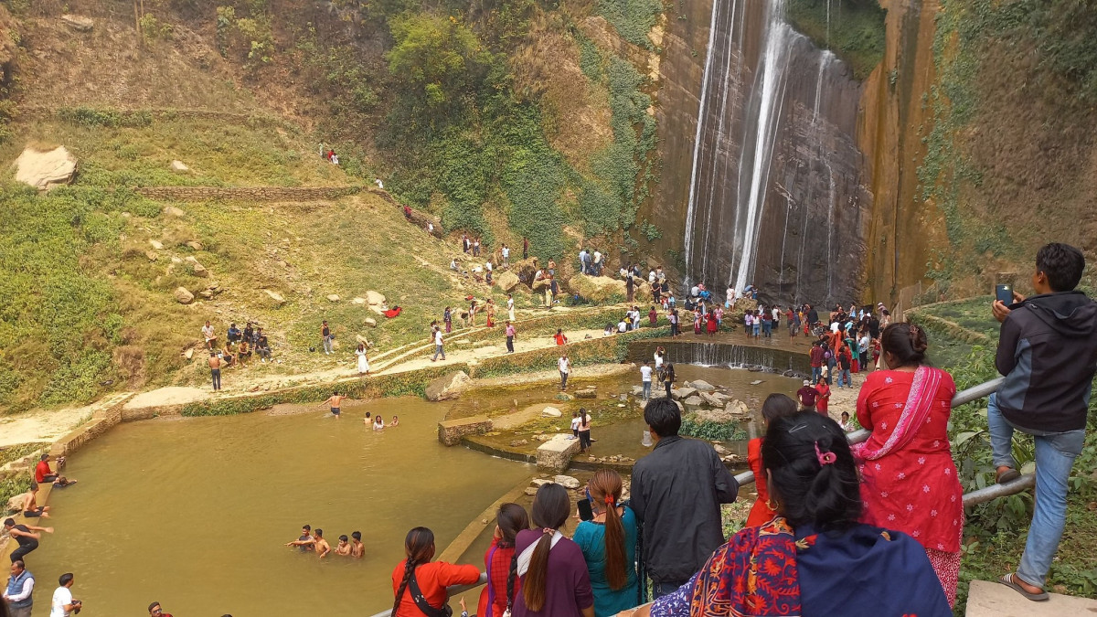 लामो झरनामा नयाँ वर्षको दिन ओइरिए आन्तरिक पर्यटक, एकैदिन १३ सयले गरे अवलोकन