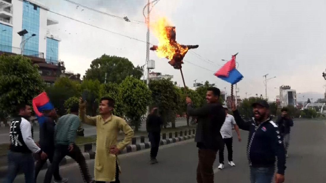 अयोग्य लडाकूलाई पैसा बाड्न लागेको भन्दै युवा संघका कार्यकर्ताद्वारा प्रधानमन्त्री प्रचण्डको पुतला दहन