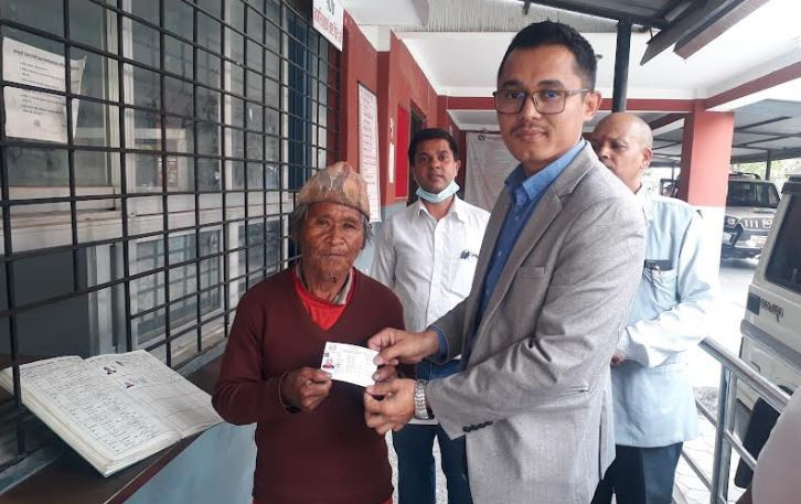 गोरखा गण्डकीका सुकबहादुर चेपाङले पाए ७२ वर्षको उमेरमा नागरिकता