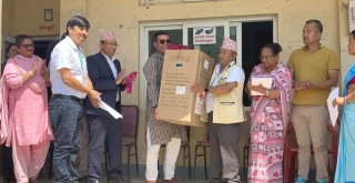 आगलागीबाट क्षति पुगेको बुंकोट स्वास्थ्य चौकीलाई स्वास्थ्य सामग्री हस्तान्तरण