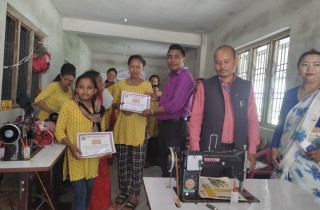 धादिङको बेनीघाट रोराङ गाउँपालिका २ मा सिलाई मेशिन वितरण