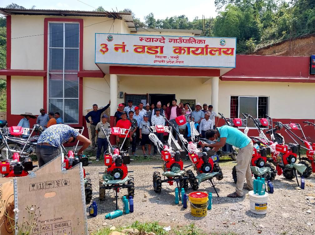 तनहुँ म्याग्देका किसानहरुलाई ५० प्रतिशत अनुदानमा हाते टयाक्टर वितरण