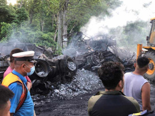 मनहरीमा २ ट्रक ठोक्किंएर आगलागी हुदाँ गोरखा गण्डकी गापाका सुमन चेपाङ सहित ३ जनाको मृत्यु
