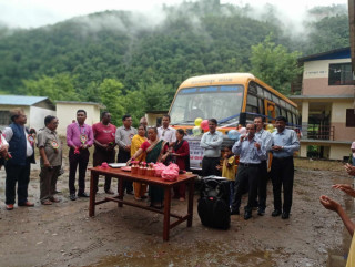 धादिङको शंखादेवी मावि मझिमटारद्वारा स्कुल बस संचालनमा